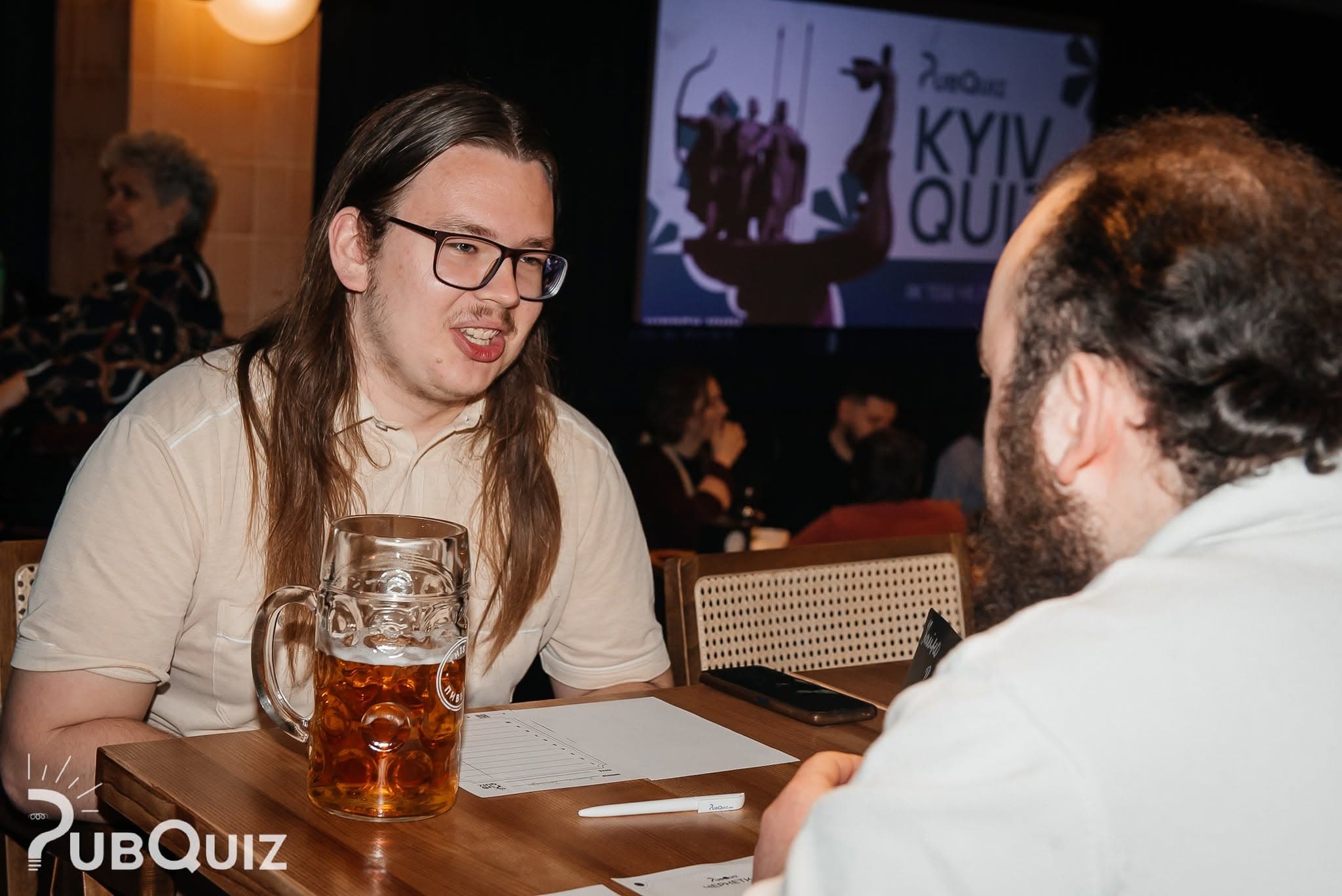 Команда за столом на грі PubQuiz у Києві