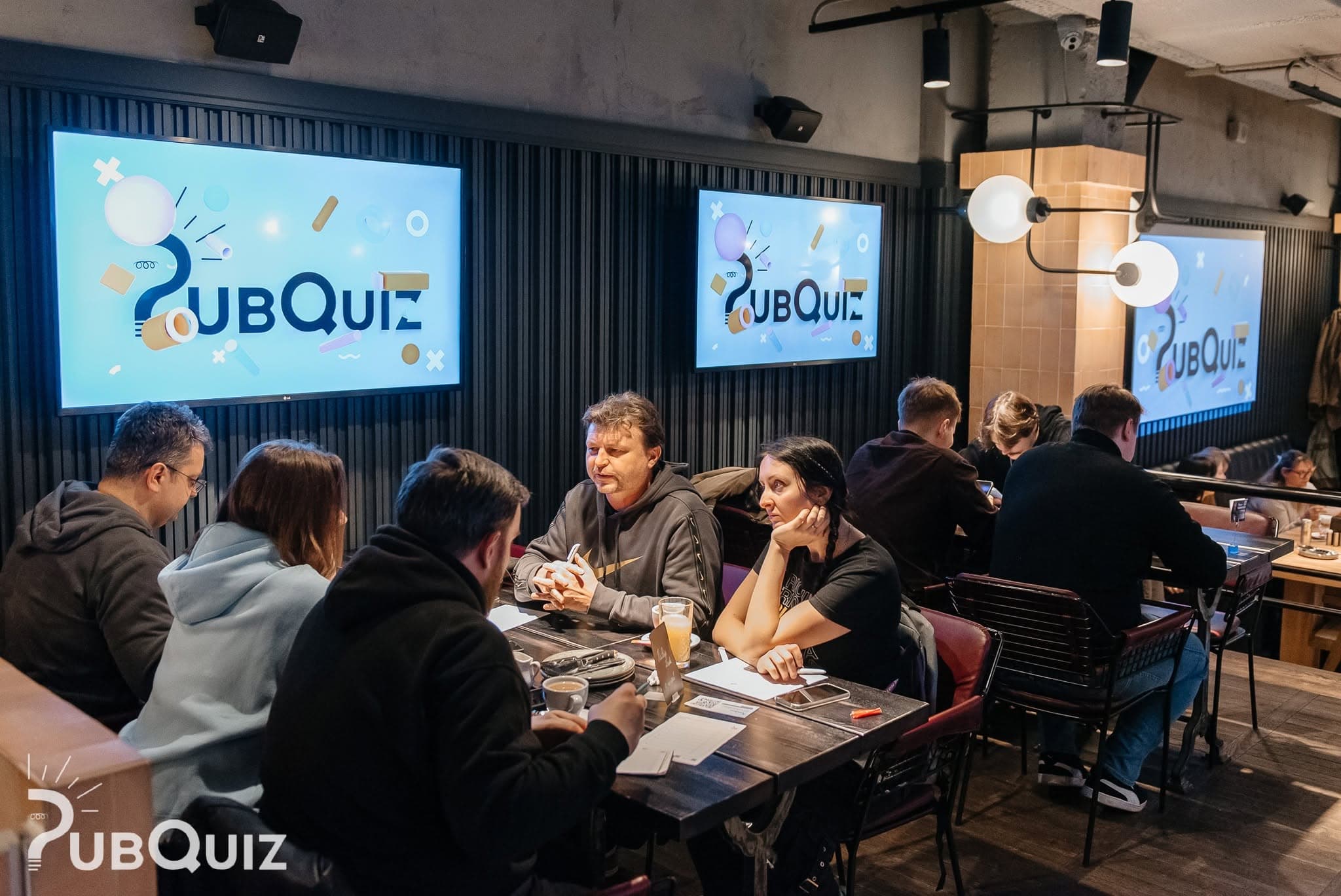 Зал гравців на корпоративній грі PubQuiz